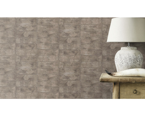 Mur décoratif avec papier peint aspect pierre et lampe de table