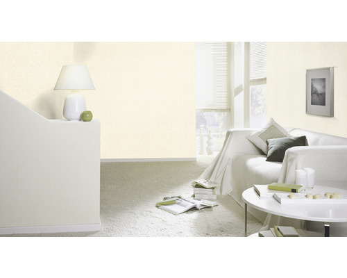 Wohnzimmer mit heller Strukturtapete, Sofa und Beistelltisch