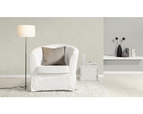 Wohnzimmer mit Sessel, Stehlampe und Dekoration