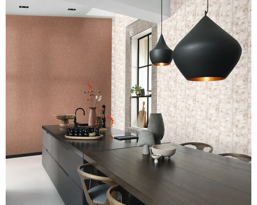 Heller Küchenbereich mit Kücheninsel, Pendelleuchten und verschiedenen Dekorationsgegenständen