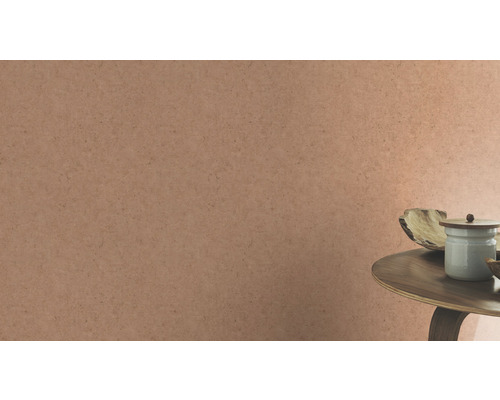 Dekorative Wand mit Zierelementen auf einem Beistelltisch