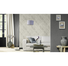 Wohnzimmer mit Sofa, Lampe, Tisch und dekorativer Tapete