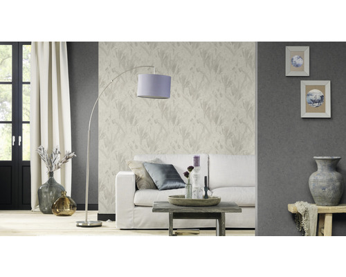 Wohnzimmer mit Sofa, Lampe, Tisch und dekorativer Tapete