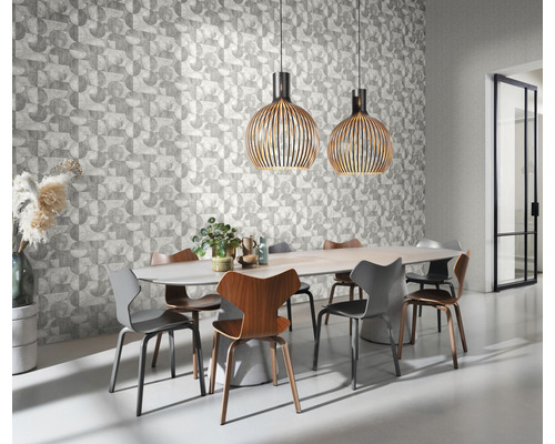 Salle à manger avec table, chaises, suspensions et papier peint à motifs