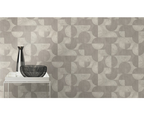 Papier peint à motifs avec formes géométriques dans une pièce, décoré d''un vase et d''un bol sur une table