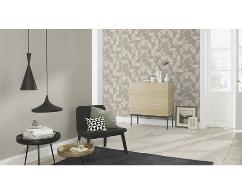 Salon avec papier peint à motifs, suspensions et meubles modernes pour une ambiance lumineuse