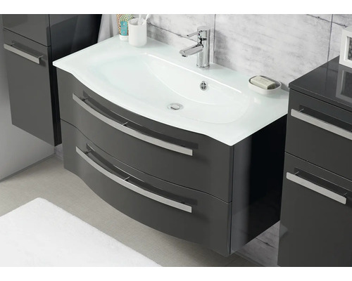Badezimmer mit Waschbeckenunterschrank, Waschtisch und Armatur