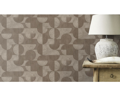 Zimmer mit geometrischer Tapete, Lampe und Tisch