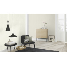 Salon avec suspensions, fauteuil et commode