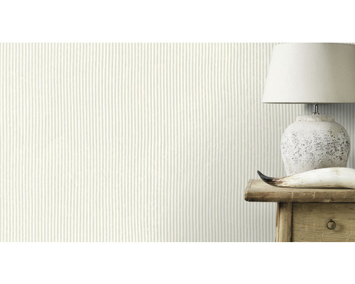 Papier peint à rayures sur un mur