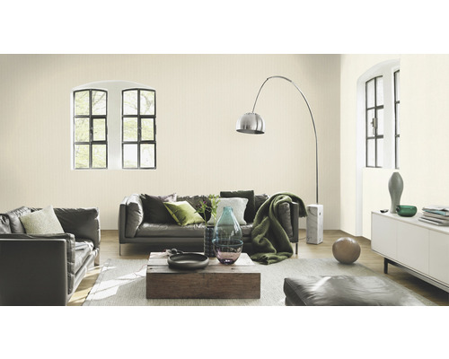 Salon avec canapé en cuir gris, table en bois et lampadaire arc