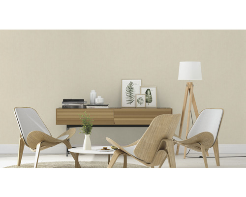 Salon avec deux chaises en bois, une commode, une table et un lampadaire.