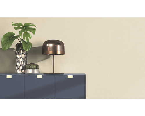 Dekoratives Arrangement mit Tisch, Lampe, Vase und Zimmerpflanzen auf Kommode