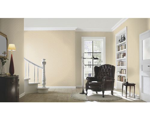 Helles Wohnzimmer mit Tapete, Sessel und Treppe