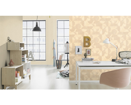 Heller Raum mit Schreibtisch, Stuhl und Regalen vor einer Wand mit geometrischem Tapetenmuster