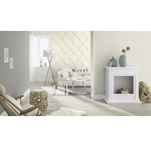 Salon avec canapé, lampe, cheminée et papier peint à motifs