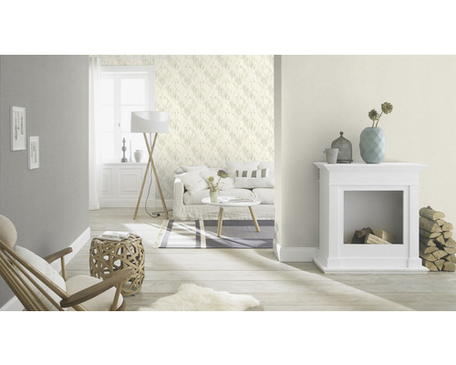 Salon avec canapé, lampe, cheminée et papier peint à motifs