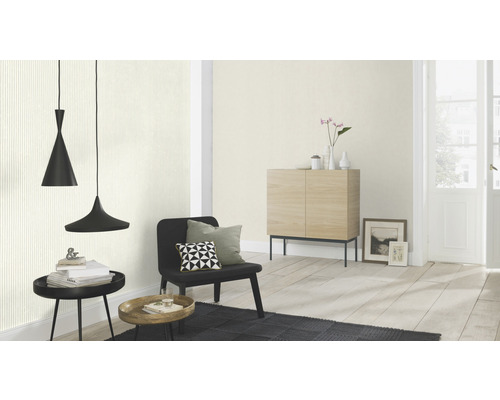 Salon avec suspensions, table d''appoint et papier peint à motifs