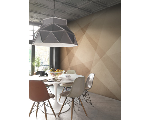 Salle à manger avec table, chaises et papier peint géométrique