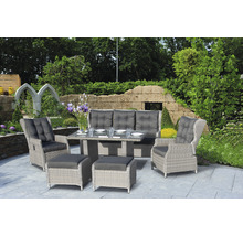 Gartenmöbelset mit Tisch, Sofa, Sesseln und Hockern auf einer Terrasse