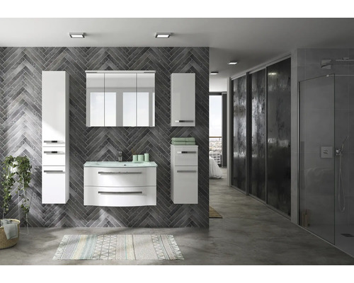 Modernes Badezimmer-Set mit Waschtisch, Spiegelschrank und Hochschränken vor dunkler Ziegelwand