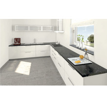 Helle Küche mit Arbeitsplatte, Spüle, Armatur und Dunstabzugshaube