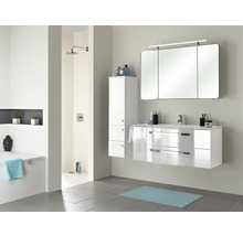 Salle de bain avec lavabo, armoire de toilette, armoire haute et douche