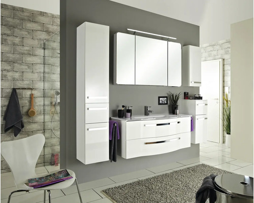 Salle de bain moderne avec meubles blancs brillants, lavabo, armoire de toilette et serviettes