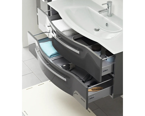 Meuble sous-vasque avec tiroirs ouverts pour accessoires de salle de bain