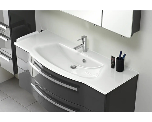 Meuble sous-vasque avec lavabo et robinet dans la salle de bain