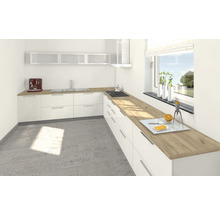 Helle Küche mit weißen Schränken und Arbeitsplatten in Holzoptik.