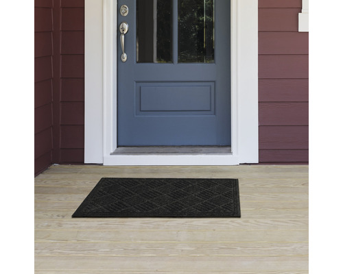 Fussmatte vor einer Haustür auf einer Veranda