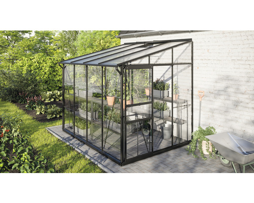 Serre avec étagères dans le jardin