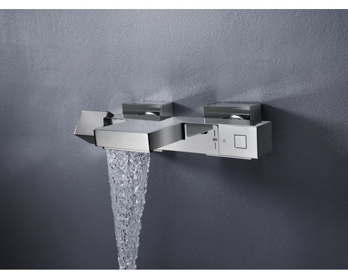 Robinet mural avec eau courante