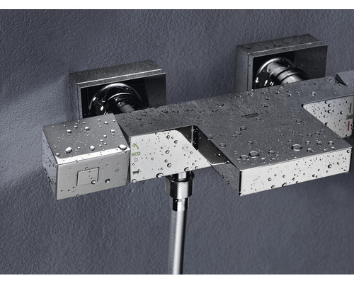 Robinet thermostatique apparent avec éclaboussures d''eau