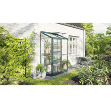 Gewächshaus mit Pflanzenregalen an einer Hauswand im Garten