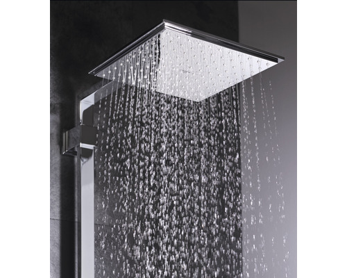 Quadratischer Duschkopf mit fallendem Wasser