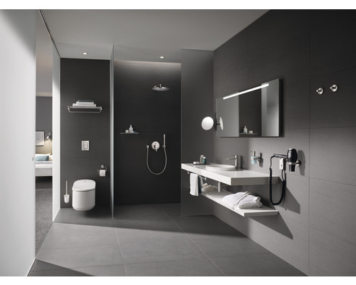 Modernes Badezimmer mit Dusche, Waschtisch, Spiegel und Toilette.