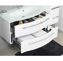 Meuble sous-lavabo avec tiroirs ouverts, équipé d''accessoires de salle de bain et de serviettes