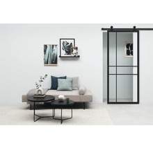 Salon avec canapé, table basse et porte coulissante en verre