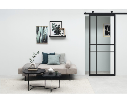 Salon avec canapé, table basse et porte coulissante en verre