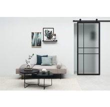 Salon avec canapé, tables basses, décoration murale et porte coulissante