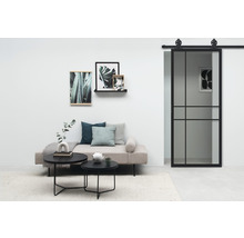 Salon avec lit de jour, tables basses et porte coulissante avec cadre en acier