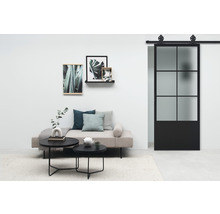 Salon avec canapé, table, décoration murale et porte coulissante