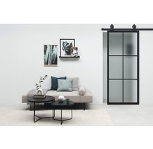 Salon avec lit de jour, table basse et porte coulissante avec cadre en acier et verre dépoli