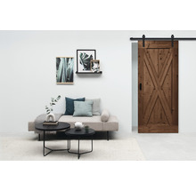 Wohnzimmer mit Schiebetür aus Holz, Couch und Dekoration