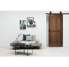 Wohnzimmer mit Schiebetür aus Holz, Couch und Dekoration