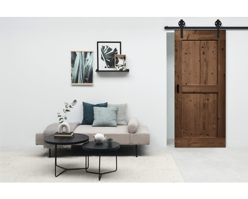 Wohnzimmer mit Schiebetür aus Holz, Couch und Dekoration