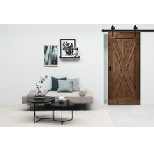 Wohnzimmer mit Couch, Tischen, Dekoration und Holztür mit Beschlägen