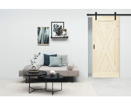 Wohnzimmer mit Schiebetür aus Holz mit Beschlägen